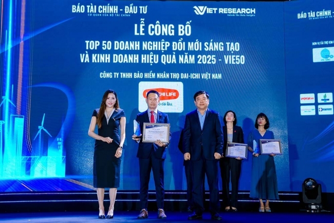Dai-ichi Life Việt Nam vinh dự nhận ba giải thưởng uy tín tại Vietnam Summit 2025