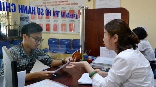 Chế độ, chính sách đối với công chức tự nguyện xin thôi việc hoặc bị cho thôi việc