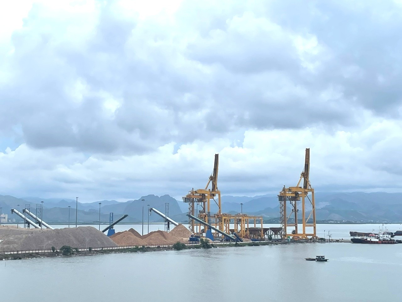 Quảng Ninh tăng tốc vươn lên trở thành trung tâm dịch vụ liên vùng Quảng Ninh tăng tốc vươn lên trở thành trung tâm dịch vụ liên vùng