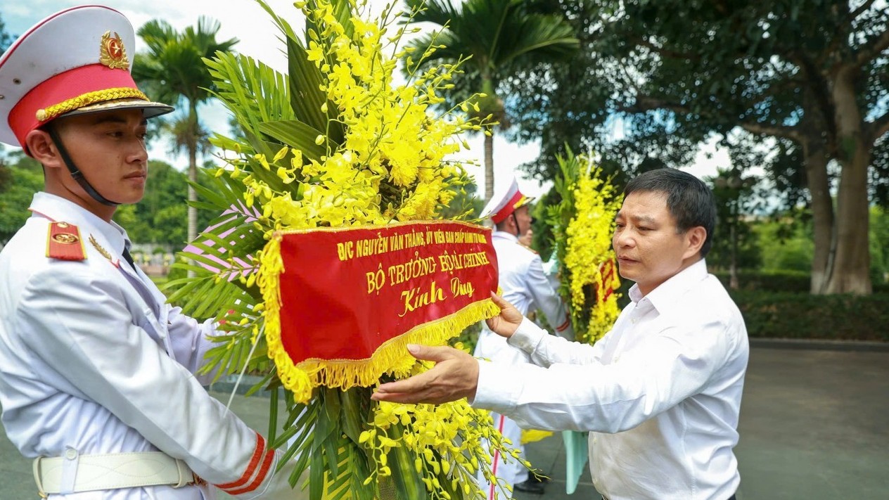 Bộ trưởng Bộ Tài chính Nguyễn Văn Thắng dâng hương, dâng hoa, tưởng niệm các Anh hùng liệt sĩ tại Điện Biên