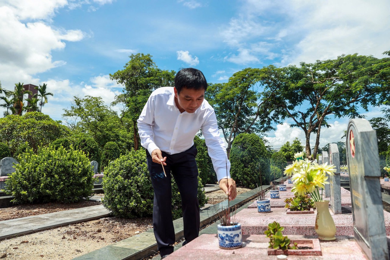 Bộ trưởng Bộ Tài chính Nguyễn Văn Thắng dâng hương, viếng các anh hùng liệt sỹ tại Điện Biên Bộ trưởng Bộ Tài chính Nguyễn Văn Thắng dâng hương, viếng các anh hùng liệt sỹ tại Điện Biên