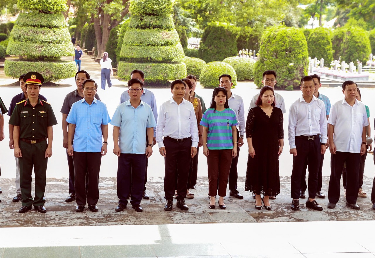 Bộ trưởng Bộ Tài chính Nguyễn Văn Thắng dâng hương, viếng các anh hùng liệt sỹ tại Điện Biên Bộ trưởng Bộ Tài chính Nguyễn Văn Thắng dâng hương, viếng các anh hùng liệt sỹ tại Điện Biên