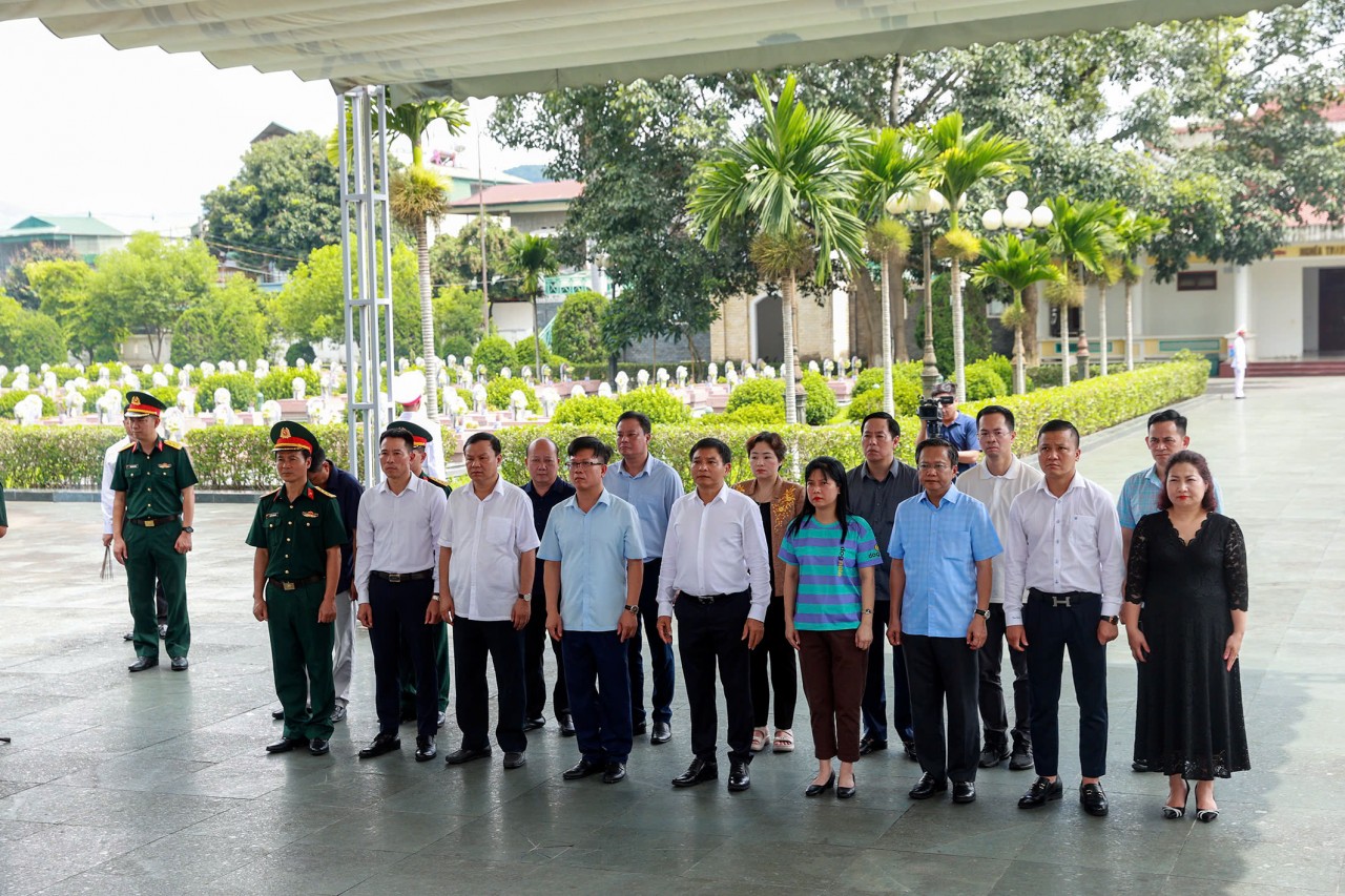 Bộ trưởng Bộ Tài chính Nguyễn Văn Thắng dâng hương, viếng các anh hùng liệt sỹ tại Điện Biên Bộ trưởng Bộ Tài chính Nguyễn Văn Thắng dâng hương, viếng các anh hùng liệt sỹ tại Điện Biên