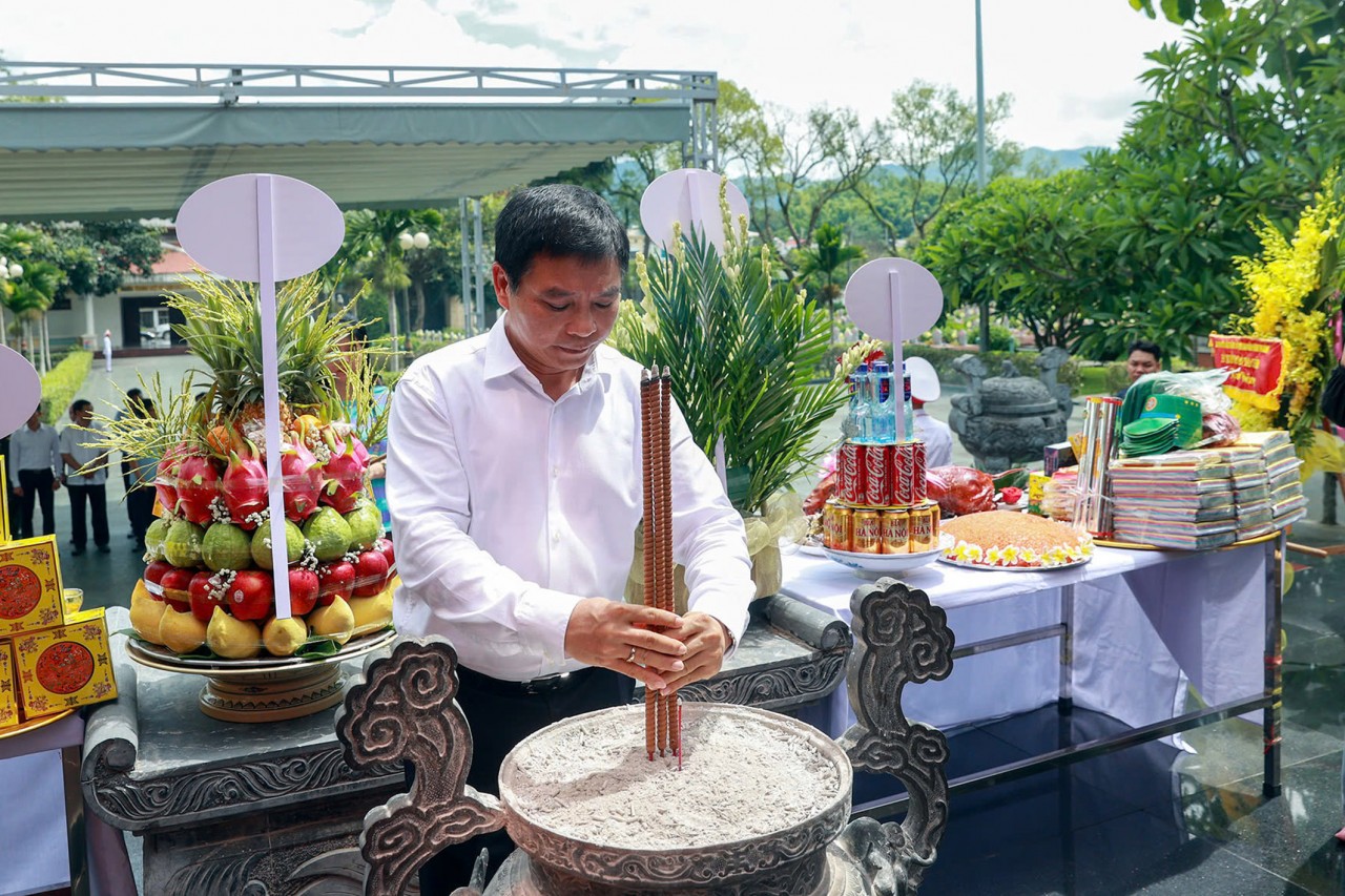 Bộ trưởng Bộ Tài chính Nguyễn Văn Thắng dâng hương, viếng các anh hùng liệt sỹ tại Điện Biên Bộ trưởng Bộ Tài chính Nguyễn Văn Thắng dâng hương, viếng các anh hùng liệt sỹ tại Điện Biên