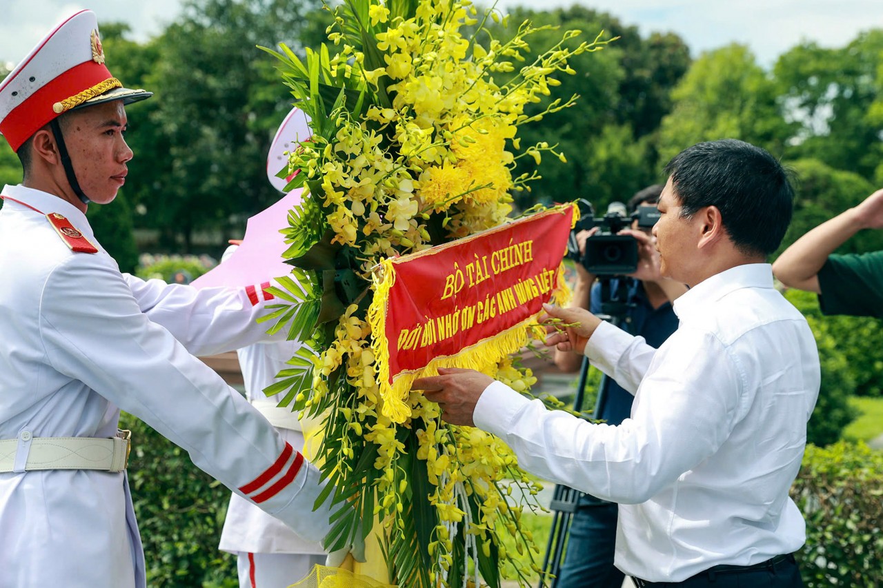 Bộ trưởng Bộ Tài chính Nguyễn Văn Thắng dâng hương, viếng các anh hùng liệt sỹ tại Điện Biên Bộ trưởng Bộ Tài chính Nguyễn Văn Thắng dâng hương, viếng các anh hùng liệt sỹ tại Điện Biên