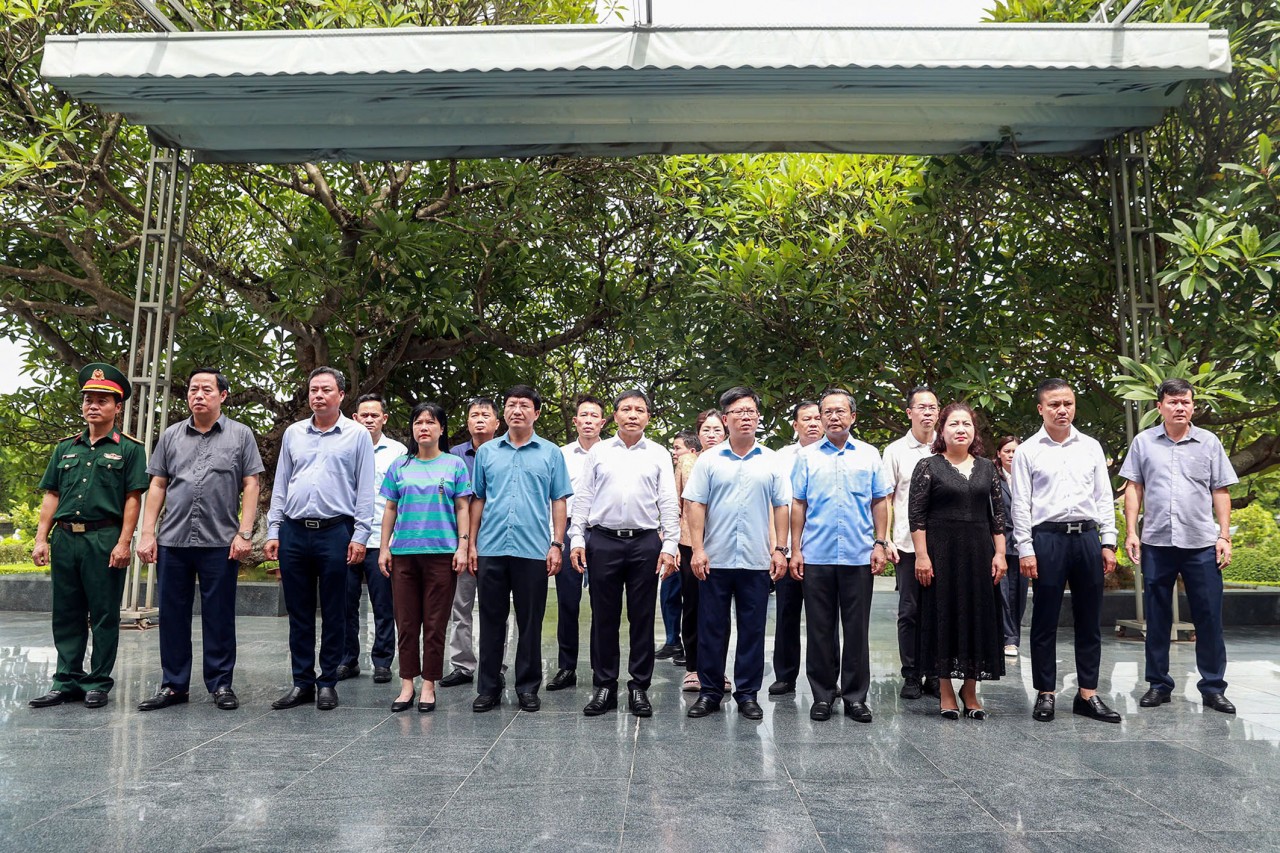 Bộ trưởng Bộ Tài chính Nguyễn Văn Thắng dâng hương, viếng các anh hùng liệt sỹ tại Điện Biên Bộ trưởng Bộ Tài chính Nguyễn Văn Thắng dâng hương, viếng các anh hùng liệt sỹ tại Điện Biên