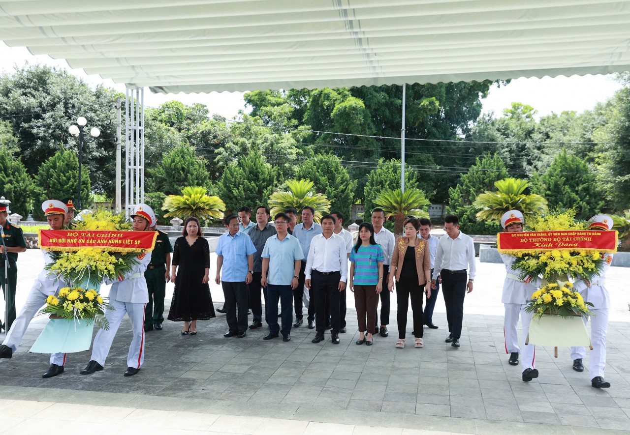 Bộ trưởng Bộ Tài chính Nguyễn Văn Thắng dâng hương, viếng các anh hùng liệt sỹ tại Điện Biên Bộ trưởng Bộ Tài chính Nguyễn Văn Thắng dâng hương, viếng các anh hùng liệt sỹ tại Điện Biên