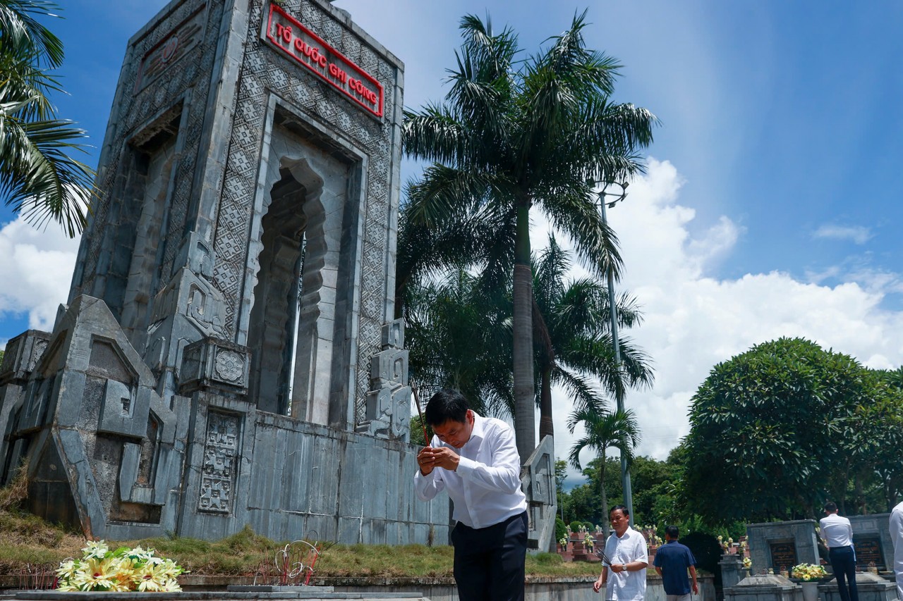 Bộ trưởng Bộ Tài chính Nguyễn Văn Thắng dâng hương, viếng các anh hùng liệt sỹ tại Điện Biên Bộ trưởng Bộ Tài chính Nguyễn Văn Thắng dâng hương, viếng các anh hùng liệt sỹ tại Điện Biên