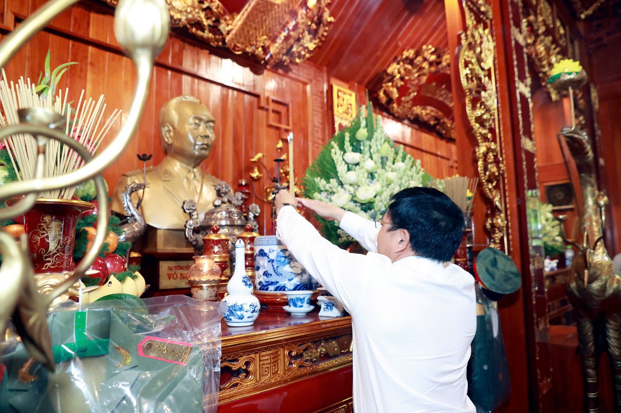 Bộ trưởng Bộ Tài chính Nguyễn Văn Thắng dâng hương, viếng các anh hùng liệt sỹ tại Điện Biên Bộ trưởng Bộ Tài chính Nguyễn Văn Thắng dâng hương, viếng các anh hùng liệt sỹ tại Điện Biên