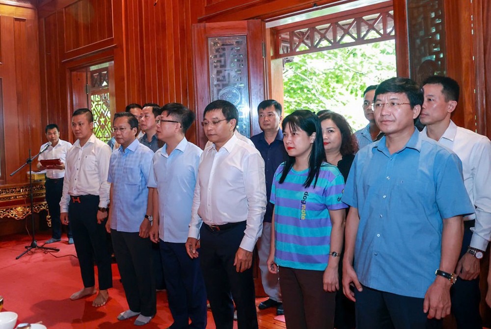 Bộ trưởng Bộ Tài chính Nguyễn Văn Thắng dâng hương, viếng các anh hùng liệt sỹ tại Điện Biên Bộ trưởng Bộ Tài chính Nguyễn Văn Thắng dâng hương, viếng các anh hùng liệt sỹ tại Điện Biên