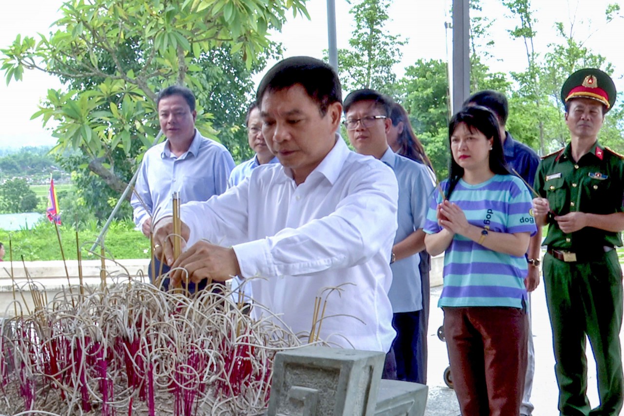 Bộ trưởng Bộ Tài chính Nguyễn Văn Thắng dâng hương, viếng các anh hùng liệt sỹ tại Điện Biên Bộ trưởng Bộ Tài chính Nguyễn Văn Thắng dâng hương, viếng các anh hùng liệt sỹ tại Điện Biên
