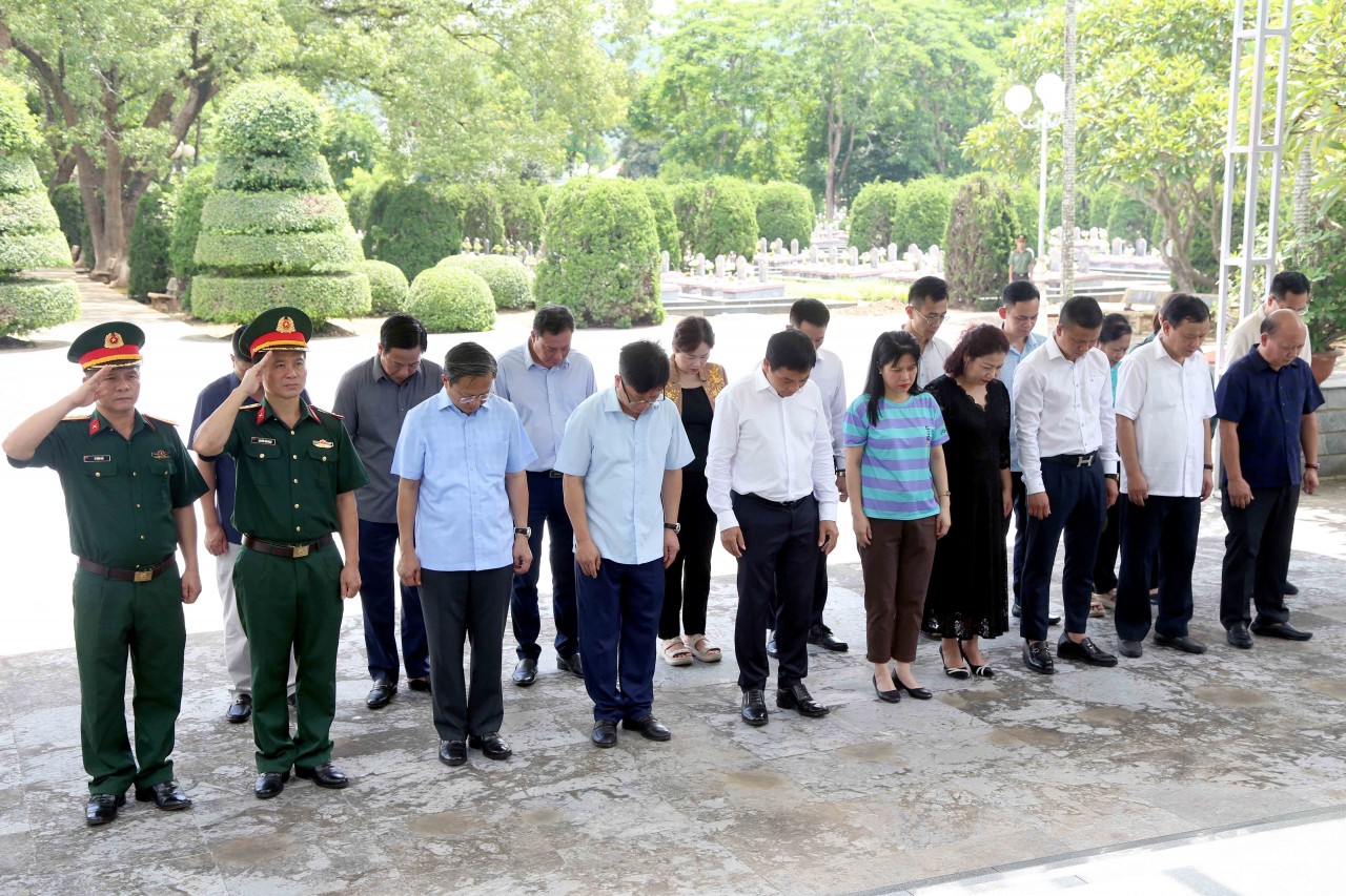 Bộ trưởng Bộ Tài chính Nguyễn Văn Thắng dâng hương, viếng các anh hùng liệt sỹ tại Điện Biên Bộ trưởng Bộ Tài chính Nguyễn Văn Thắng dâng hương, viếng các anh hùng liệt sỹ tại Điện Biên