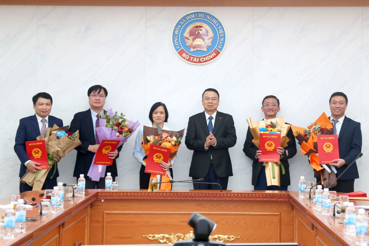Bộ Tài chính công bố, trao quyết định điều động, bổ nhiệm các lãnh đạo cấp vụ