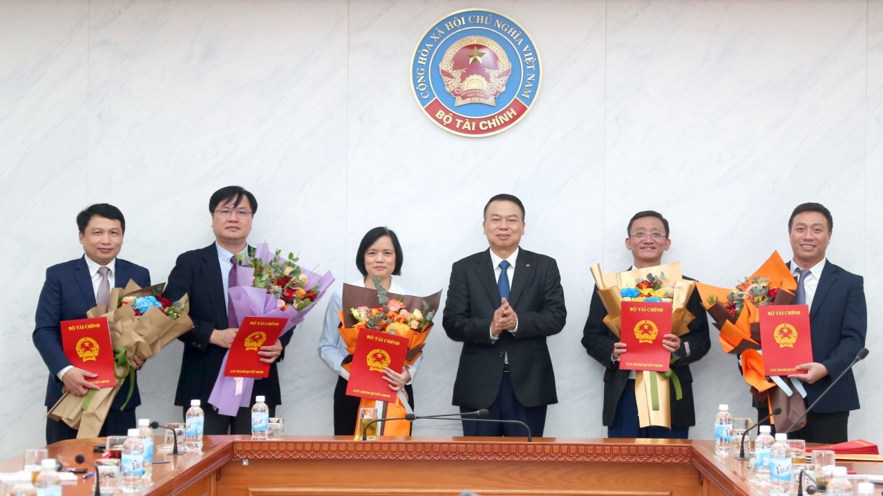 Bộ Tài chính công bố, trao quyết định điều động, bổ nhiệm các lãnh đạo cấp vụ