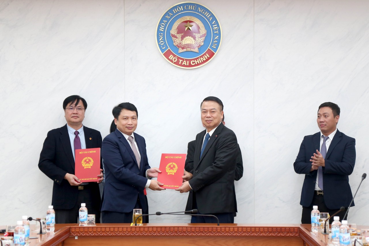 Bộ Tài chính công bố, trao quyết định điều động, bổ nhiệm các lãnh đạo cấp vụ
