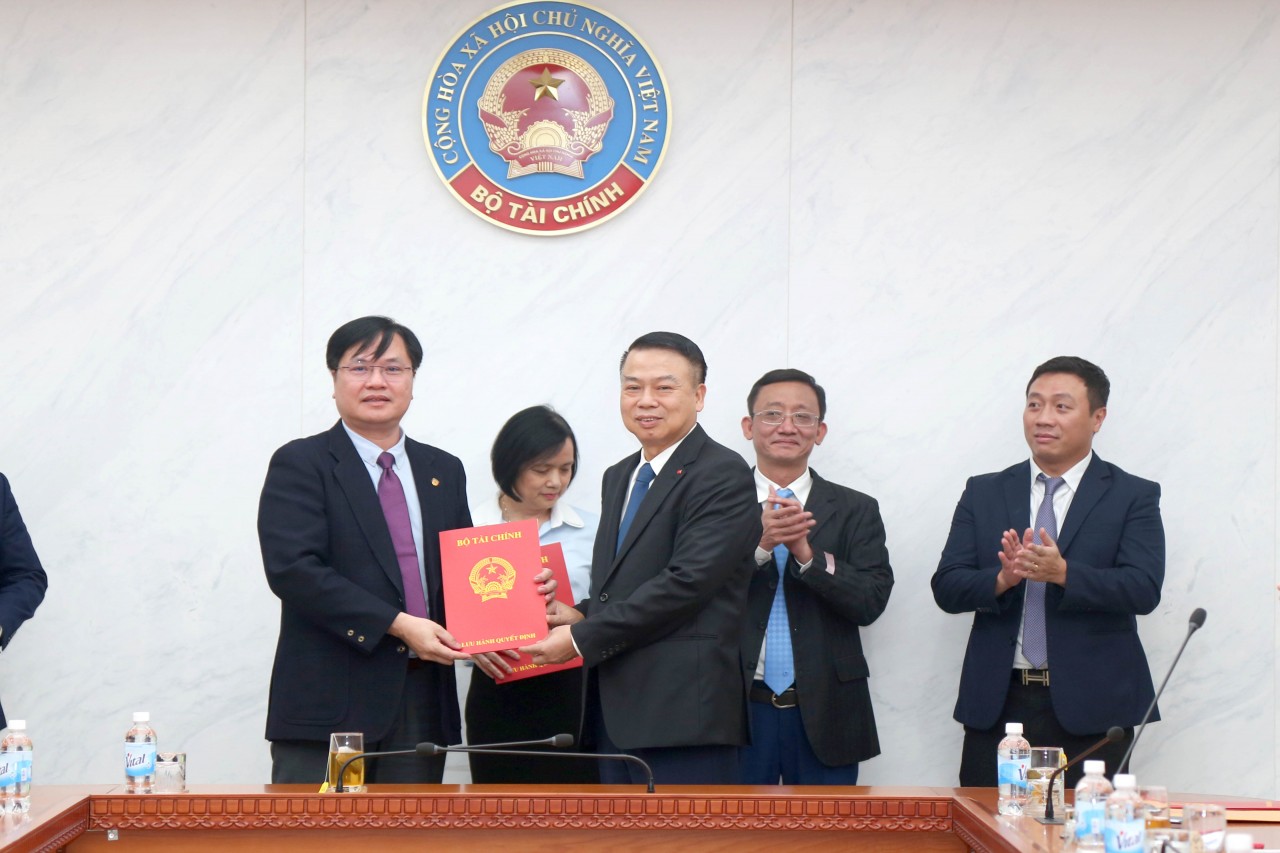 Bộ Tài chính công bố, trao quyết định điều động, bổ nhiệm các lãnh đạo cấp vụ