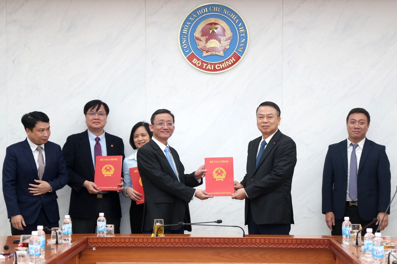 Bộ Tài chính công bố, trao quyết định điều động, bổ nhiệm các lãnh đạo cấp vụ