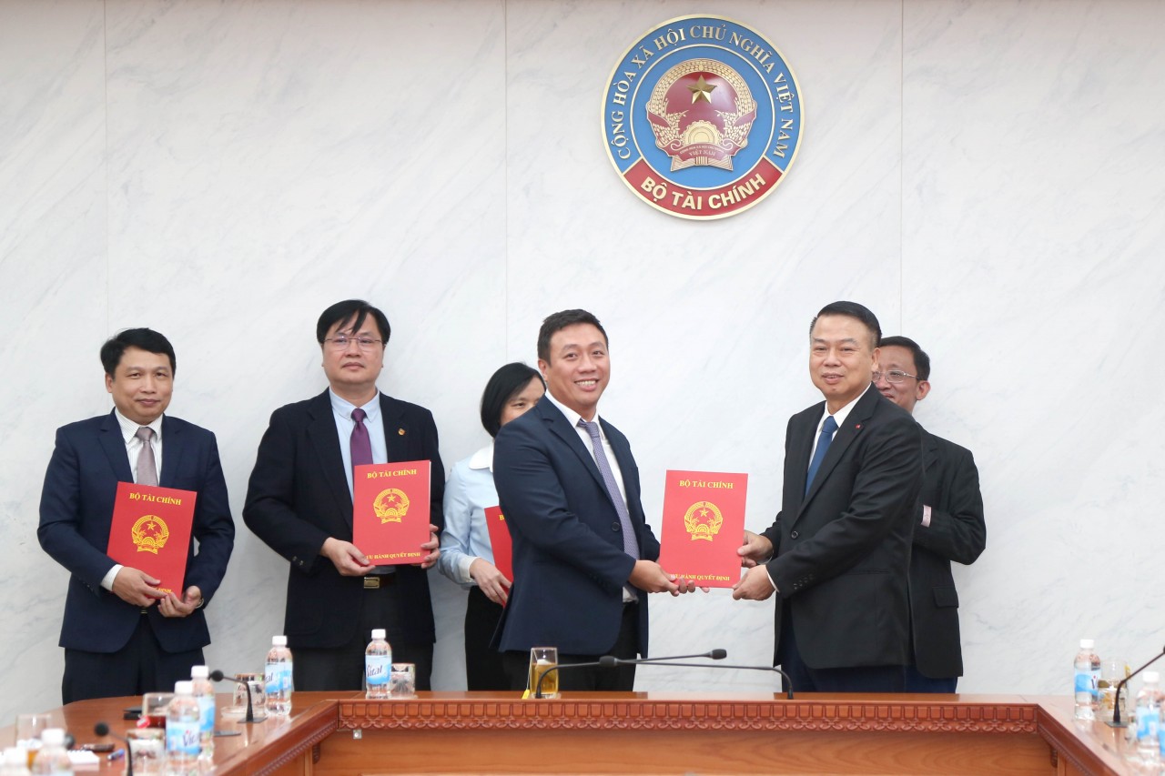 Bộ Tài chính công bố, trao quyết định điều động, bổ nhiệm các lãnh đạo cấp vụ