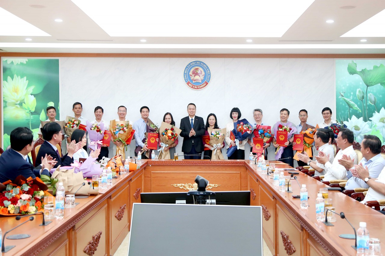 Bộ Tài chính công bố, trao quyết định điều động, bổ nhiệm các lãnh đạo cấp vụ