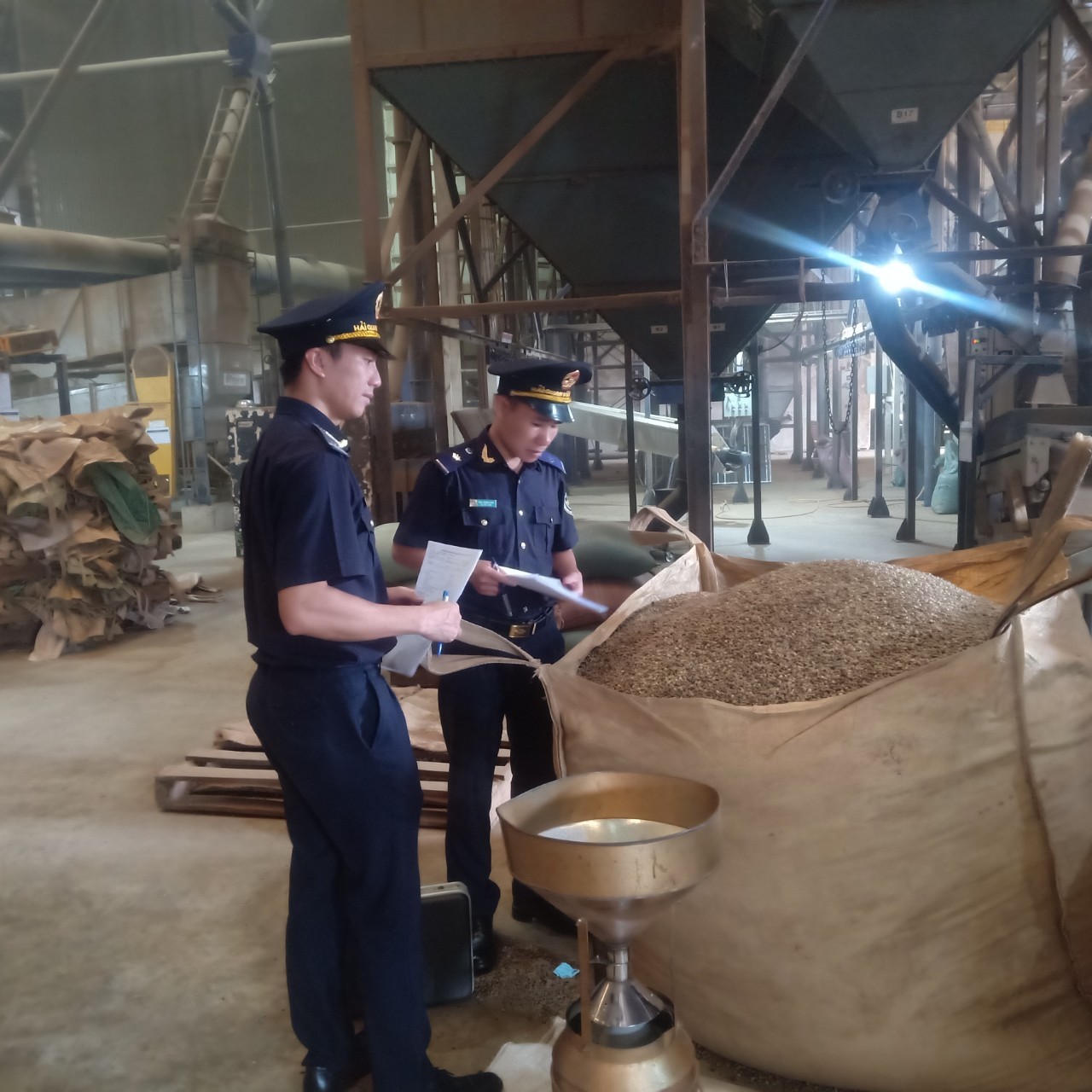 Chi cục Hải quan Khu vực XIV: Kiểm soát chặt chẽ, ngăn chặn buôn lậu, vận chuyển trái phép hàng hóa Chi cục Hải quan Khu vực XIV: Kiểm soát chặt chẽ, ngăn chặn buôn lậu, vận chuyển trái phép hàng hóa