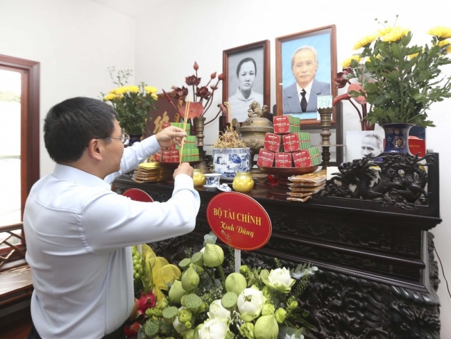 Bộ trưởng Bộ Tài chính Nguyễn Văn Thắng dâng hương cố Thủ tướng Phạm Văn Đồng