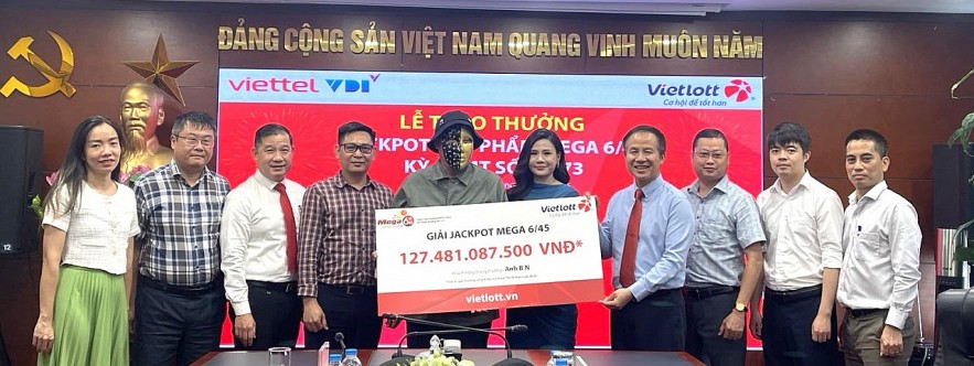 Thuê bao Vietlott trúng Jackpot 127 tỷ đồng tặng 500 triệu đồng xây nhà tình nghĩa Khách hàng Vietlott trúng Jackpot 127 tỷ đồng tặng 500 triệu đồng xây nhà tình nghĩa