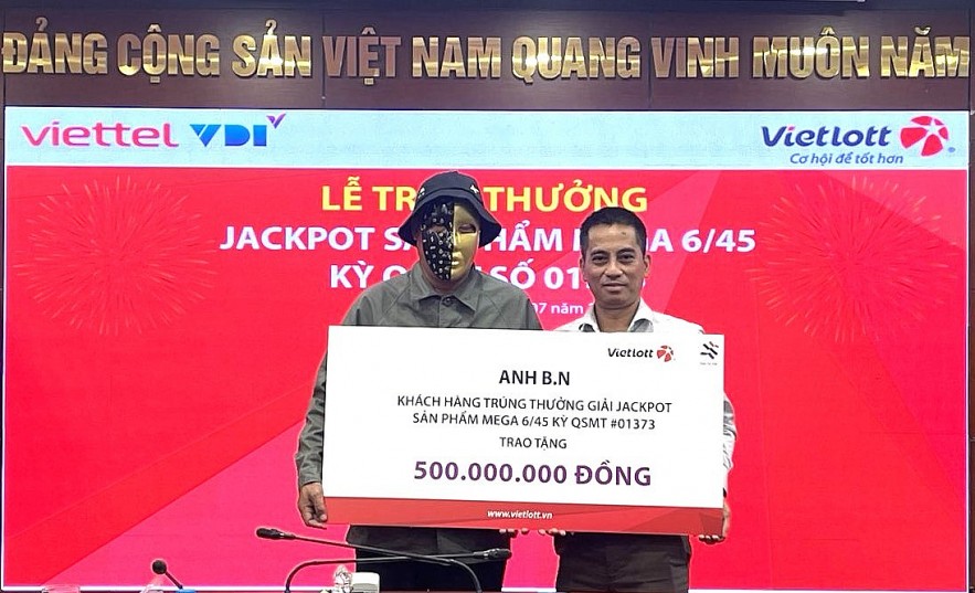 Thuê bao Vietlott trúng Jackpot 127 tỷ đồng tặng 500 triệu đồng xây nhà tình nghĩa Khách hàng Vietlott trúng Jackpot 127 tỷ đồng tặng 500 triệu đồng xây nhà tình nghĩa