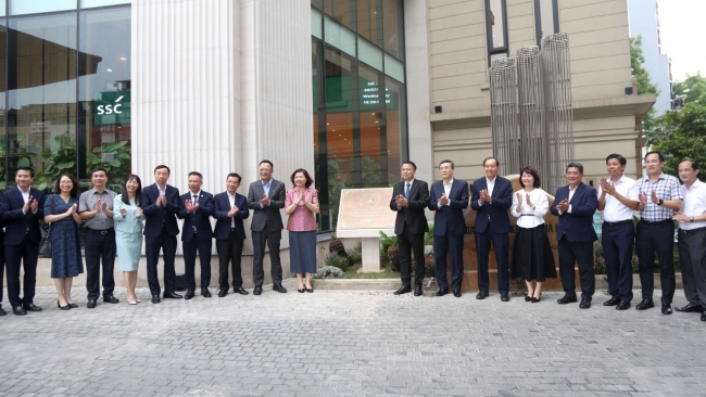 Gắn biển Công trình kỷ niệm 80 năm Ngày Truyền thống ngành Tài chính cho trụ sở Uỷ ban Chứng khoán Nhà nước