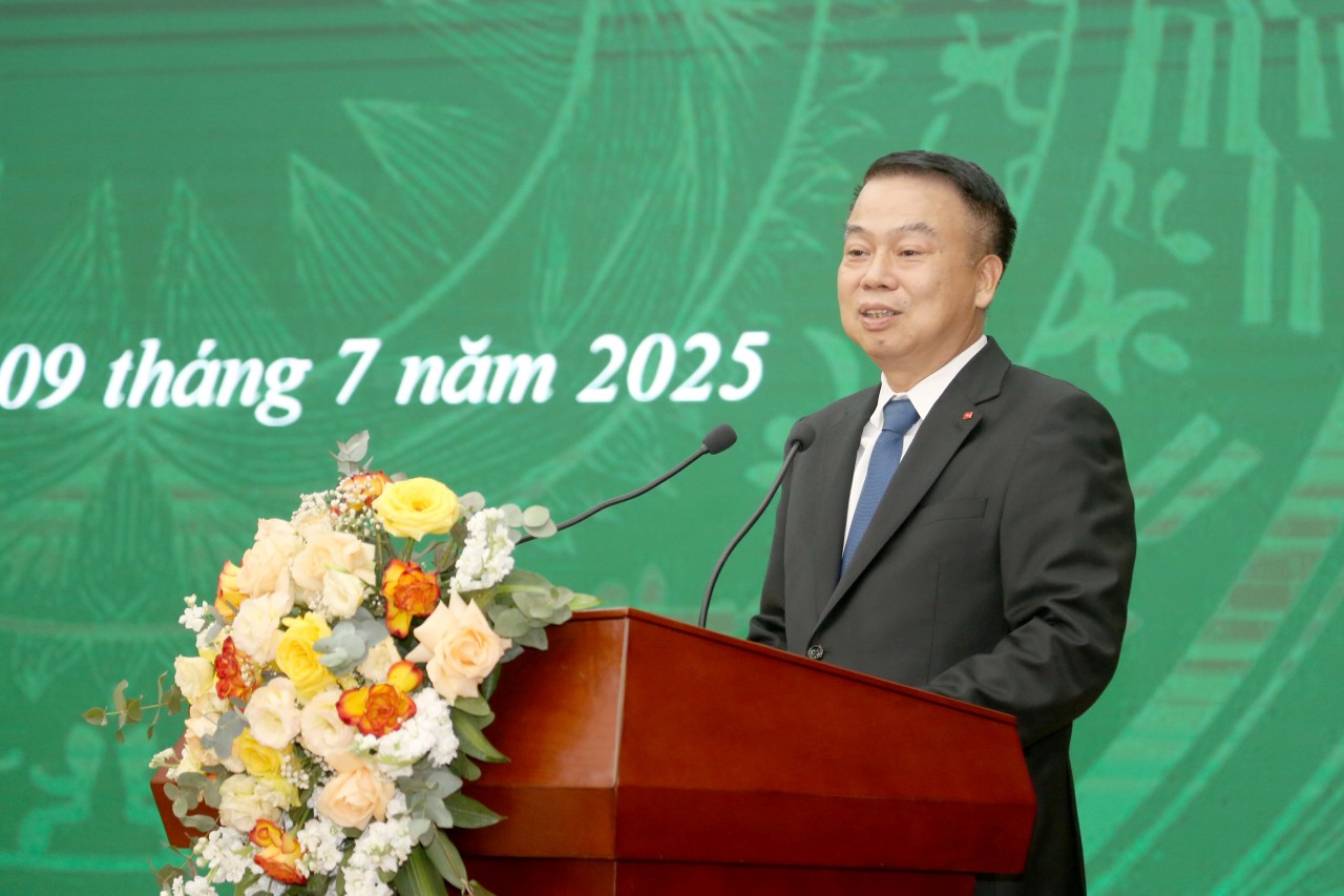 Gắn biển Công trình kỷ niệm 80 năm Ngày Truyền thống ngành Tài chính cho trụ sở Uỷ ban Chứng khoán Nhà nước