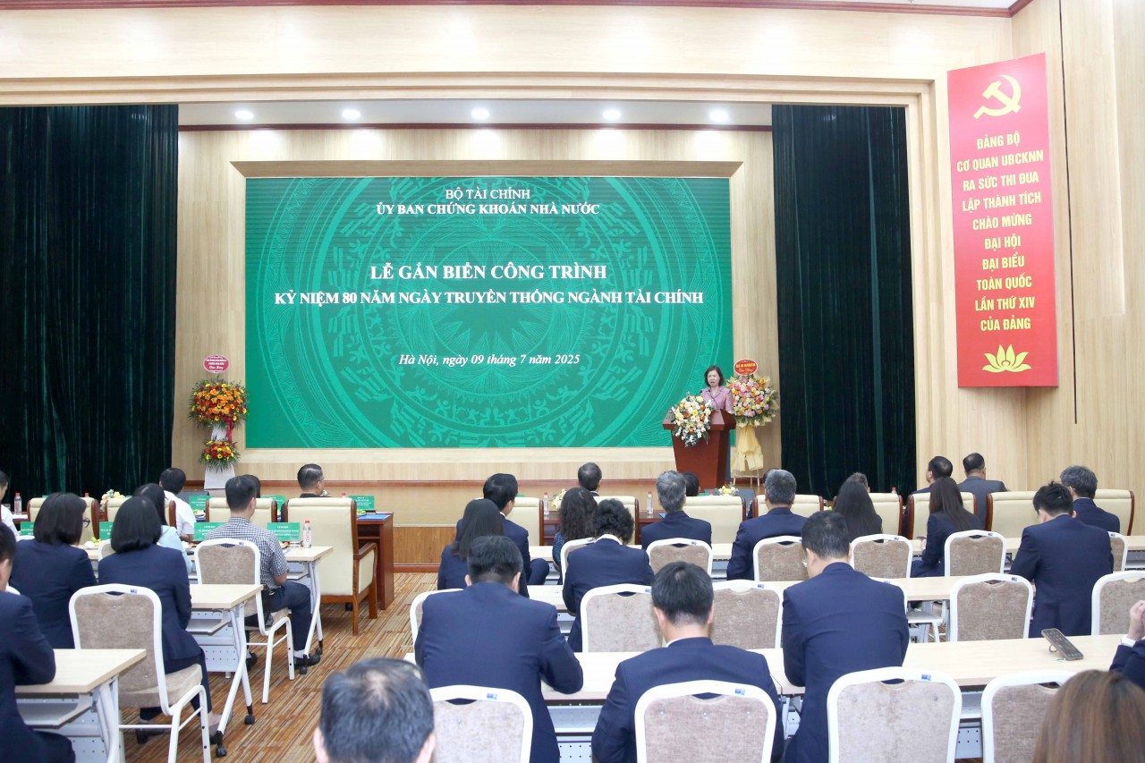 Gắn biển Công trình kỷ niệm 80 năm Ngày Truyền thống ngành Tài chính cho trụ sở Uỷ ban Chứng khoán Nhà nước