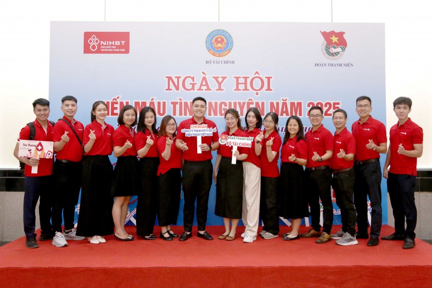 Đoàn Thanh niên Bộ Tài chính tổ chức hiến máu tình nguyện nhân Kỷ niệm 80 năm Ngày truyền thống ngành Tài chính