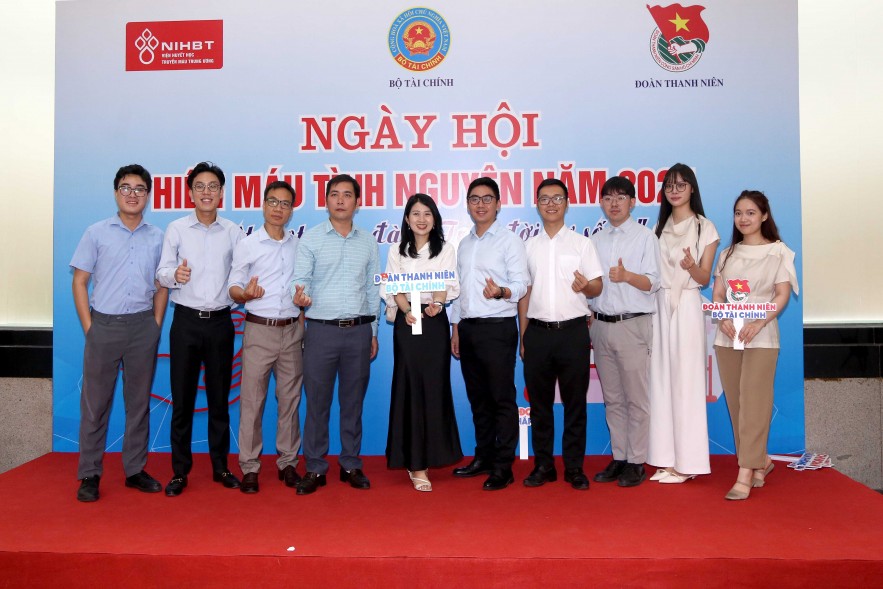 Đoàn Thanh niên Bộ Tài chính tổ chức hiến máu tình nguyện nhân Kỷ niệm 80 năm Ngày truyền thống ngành Tài chính