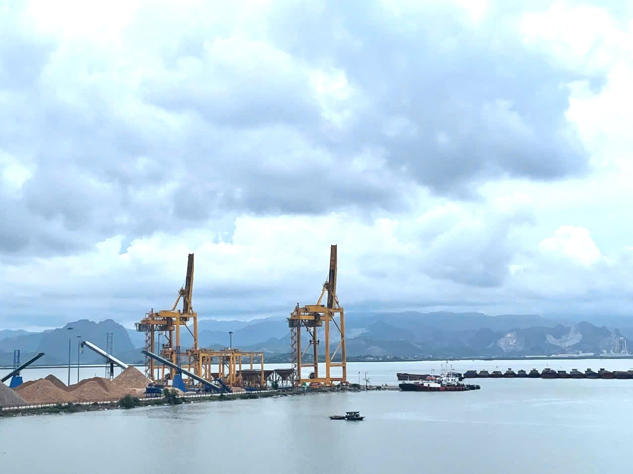 Hơn 82 triệu tấn hàng hóa thông qua các cảng biển tại Quảng Ninh trong 6 tháng