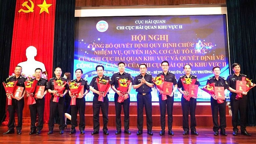 Chi cục trưởng Chi cục Hải quan khu vực II Nguyễn Hoàng Tuấn (thứ 5 từ phải) tặng hoa chúc mừng các phó chi cục trưởng. Ảnh: Đỗ Doãn Chi cục trưởng Chi cục Hải quan khu vực II Nguyễn Hoàng Tuấn (thứ 5 từ phải) tặng hoa chúc mừng các phó chi cục trưởng. Ảnh: Đỗ Doãn