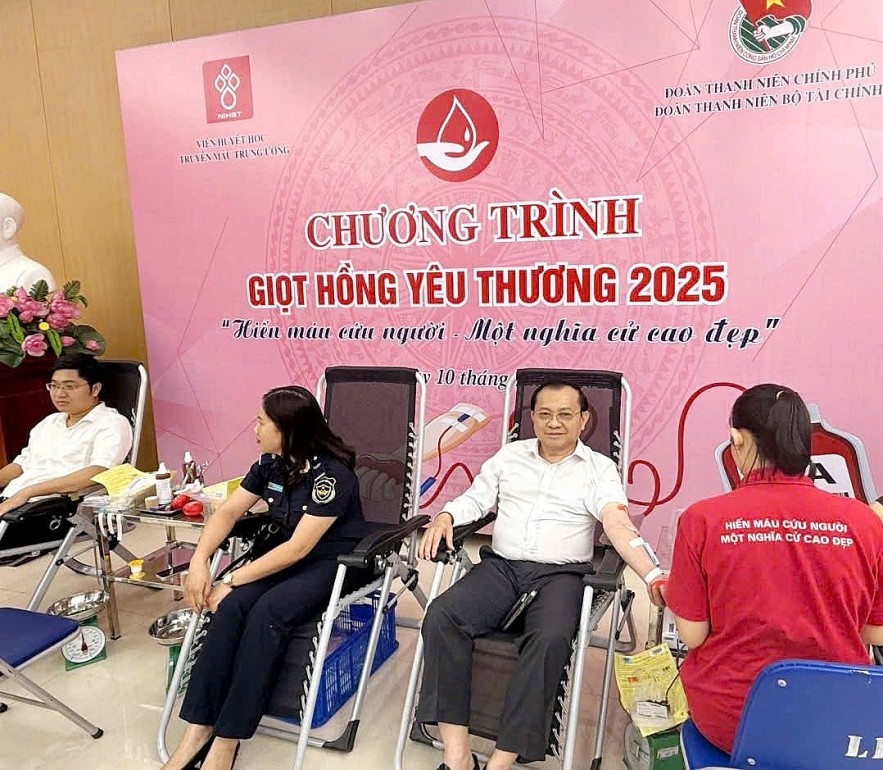 Đoàn Thanh niên Bộ Tài chính tổ chức hiến máu tình nguyện nhân Kỷ niệm 80 năm Ngày truyền thống ngành Tài chính