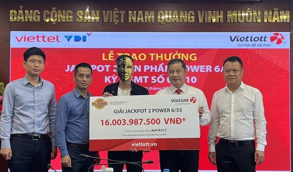 Người trúng Jackpot 2 xổ số tự chọn Power 6/55 của Vietlott: Trúng số giúp tôi có cơ hội thực hiện ước mơ và sẻ chia với cộng đồng