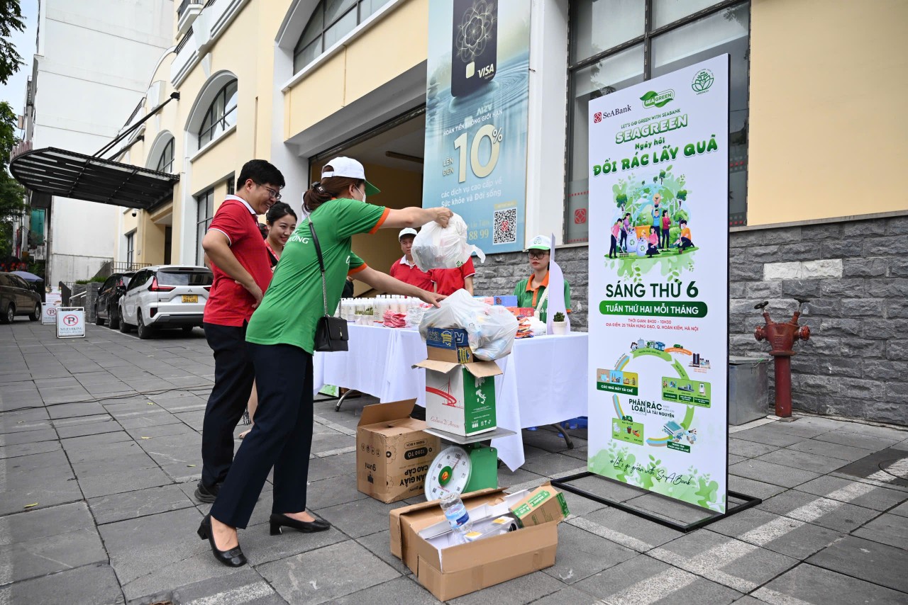 SeABank tổ chức “Ngày hội đổi rác lấy quà” lan tỏa lối sống xanh, giữ gìn Hà Nội sạch đẹp SeABank tổ chức “Ngày hội đổi rác lấy quà” lan tỏa lối sống xanh, giữ gìn Hà Nội sạch đẹp