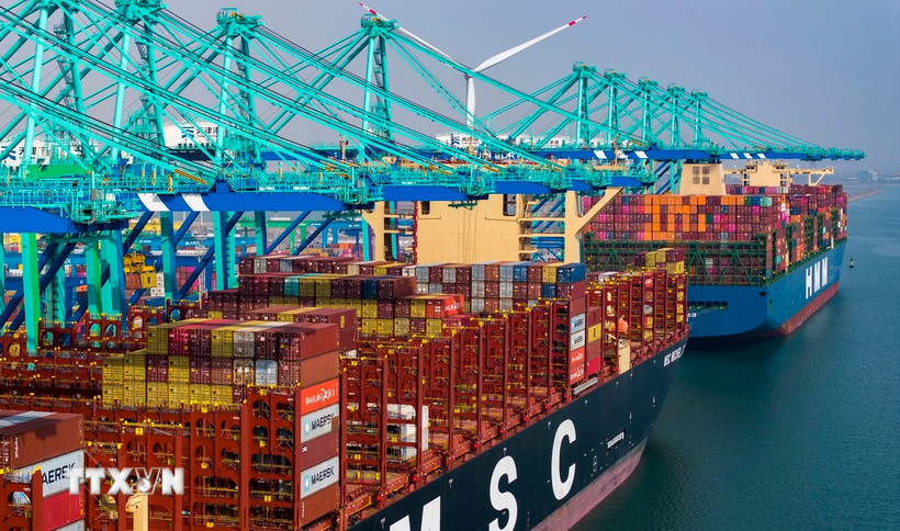 Quang cảnh cảng hàng hóa ở Thiên Tân, Trung Quốc. (Ảnh: THX/TTXVN)