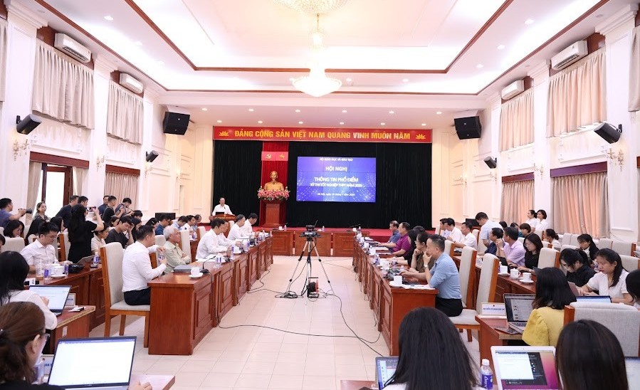 Phổ điểm thi tốt nghiệp THPT 2025: Môn văn không có điểm 10, hơn 500 thí sinh đạt điểm 10 môn toán