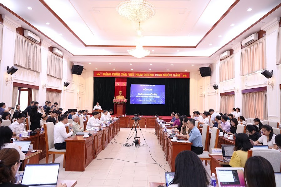 Phổ điểm thi tốt nghiệp THPT 2025: Môn văn không có điểm 10, hơn 500 thí sinh đạt điểm 10 môn toán