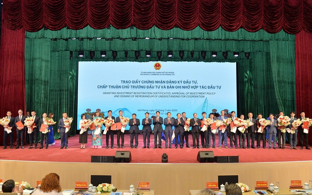 Chủ tịch nước Lương Cường cùng lãnh đạo Đảng, Nhà nước với đại diện các doanh nghiệp đăng ký đầu tư vào Hải Phòng. Ảnh Phan Tuấn