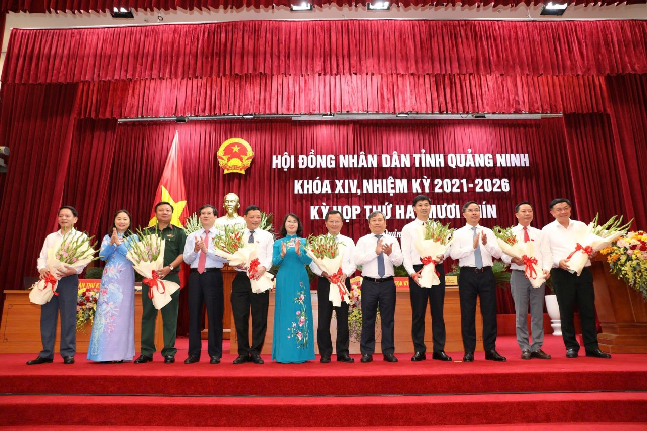Thường trực Tỉnh ủy, HĐND, UBND tỉnh Quảng Ninh tặng hoa chúc mừng các nhân sự được bầu đảm nhận vị trí công tác mới. Ảnh: Đ.P