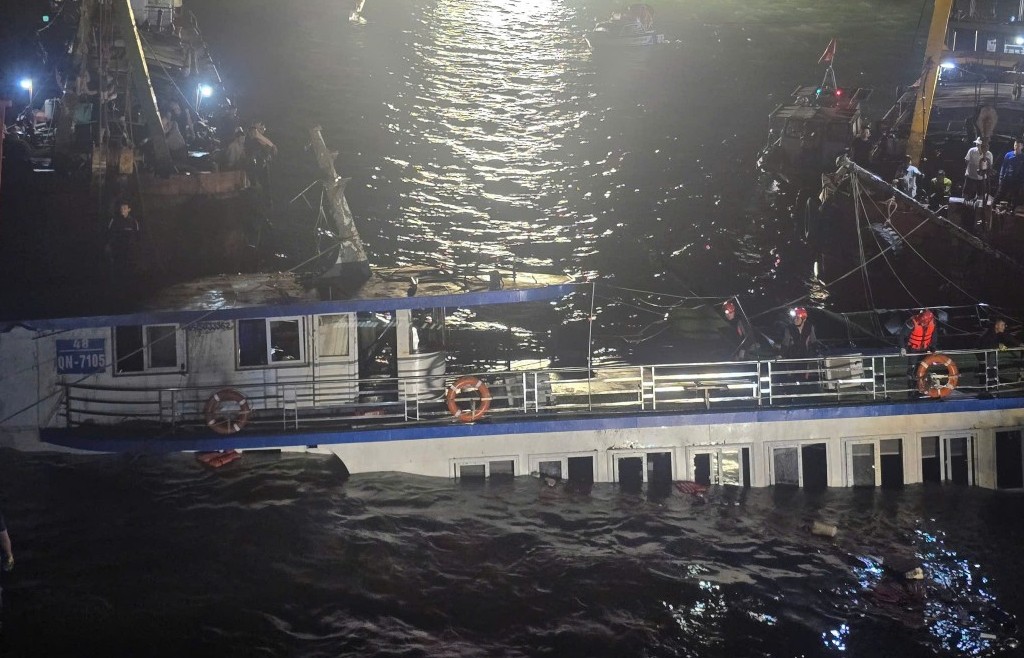 Quảng Ninh vẫn đang tích cực tìm kiếm các nạn nhân vụ đắm tàu trên vịnh Hạ Long
