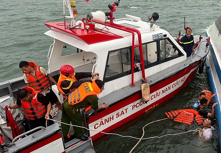 Thêm 3 doanh nghiệp chi trả, bồi thường bảo hiểm vụ lật tàu Vịnh Xanh 58 lên hơn 14 tỷ đồng Thêm 3 doanh nghiệp chi trả, bồi thường bảo hiểm vụ lật tàu Vịnh Xanh 58 lên hơn 14 tỷ đồng