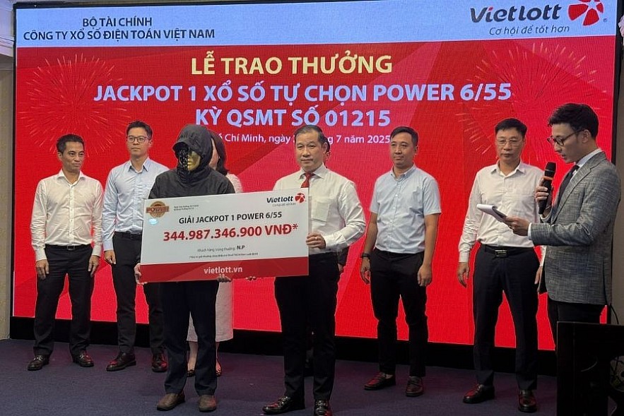 Anh N.P. nhận giải thưởng xố số có giá trị lớn nhất Việt Nam-gần 345 tỷ đồng. Ảnh: Đỗ Doãn Anh N.P. nhận giải thưởng xố số có giá trị lớn nhất Việt Nam-gần 345 tỷ đồng. Ảnh: Đỗ Doãn