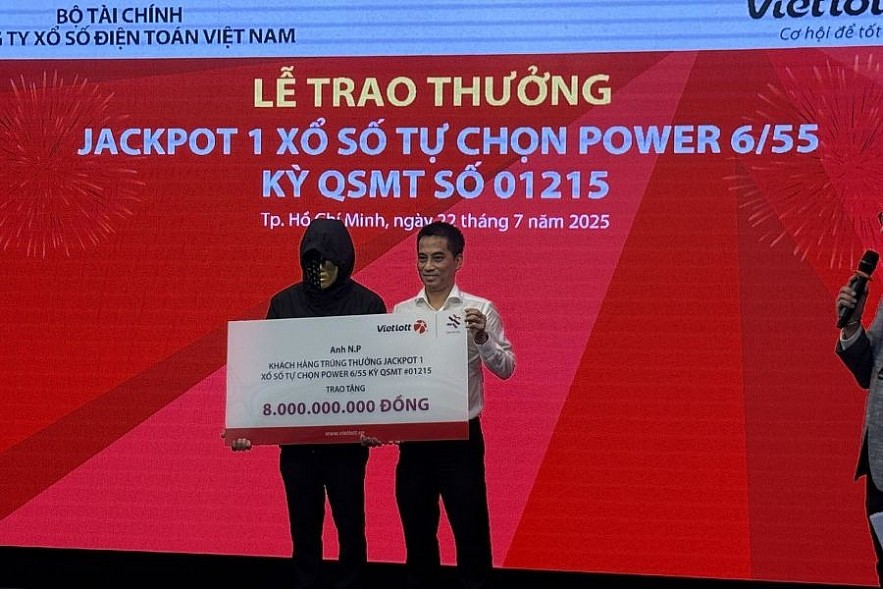 Anh N.P. trao tặng quỹ Tâm Tài Việt 8 tỷ đồng. Ảnh: Đỗ Doãn Anh N.P. trao tặng quỹ Tâm Tài Việt 8 tỷ đồng. Ảnh: Đỗ Doãn