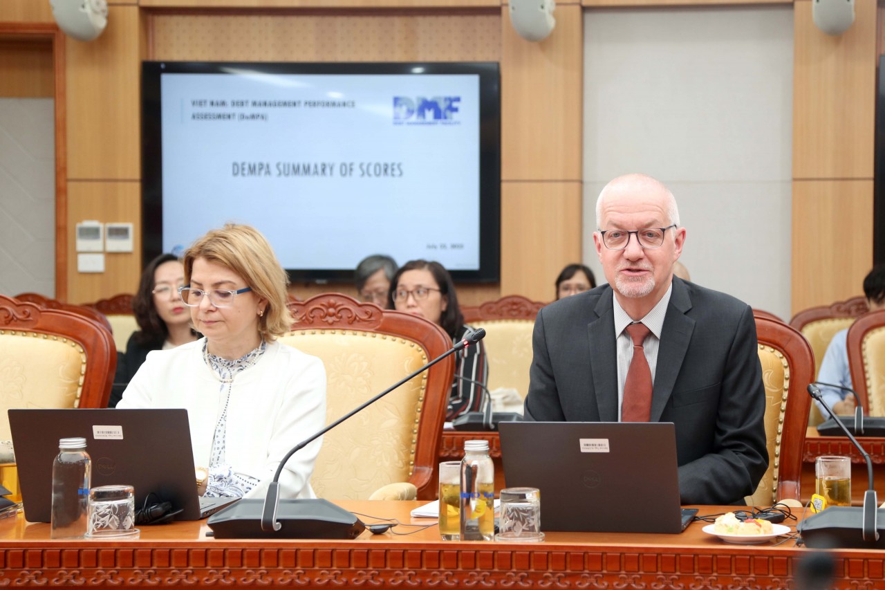 Thứ trưởng Trần Quốc Phương tiếp Chuyên gia trưởng về Quản lý nợ của Ngân hàng Thế giới Thứ trưởng Trần Quốc Phương tiếp Chuyên gia trưởng về Quản lý nợ của Ngân hàng Thế giới