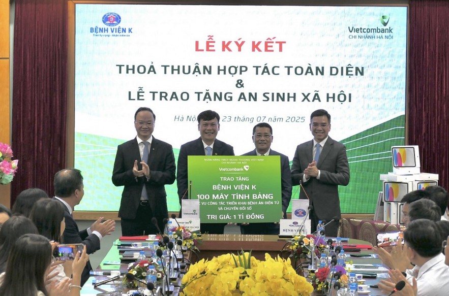undefined Vietcombank và Bệnh viện K ký kết hợp tác toàn diện, trao tặng 100 máy tính bảng trị giá 1 tỷ đồng phục vụ chuyển đổi số