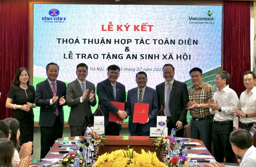 undefined Vietcombank và Bệnh viện K ký kết hợp tác toàn diện, trao tặng 100 máy tính bảng trị giá 1 tỷ đồng phục vụ chuyển đổi số