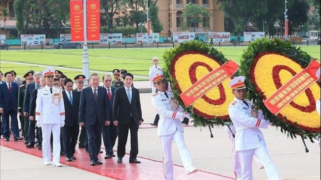 Lãnh đạo Đảng, Nhà nước vào Lăng viếng Chủ tịch Hồ Chí Minh; tưởng niệm các anh hùng liệt sĩ